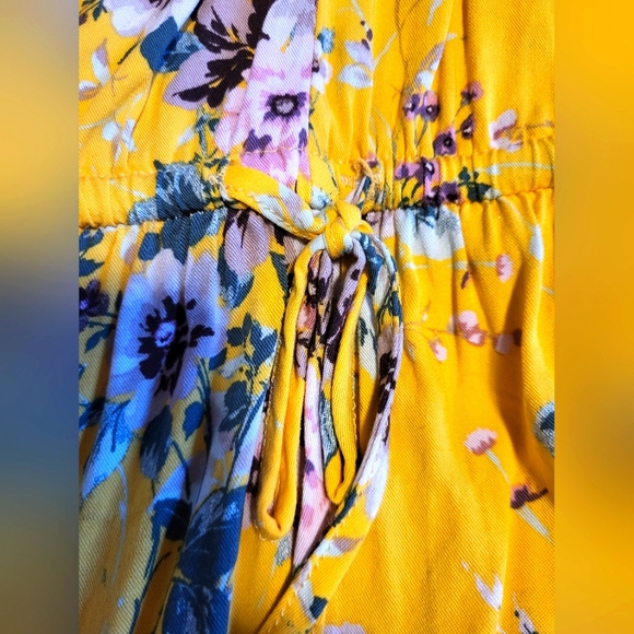 Torrid 1/2 sleeve shark bite hem lattice back floral top size 0 - Picture 5 of 7